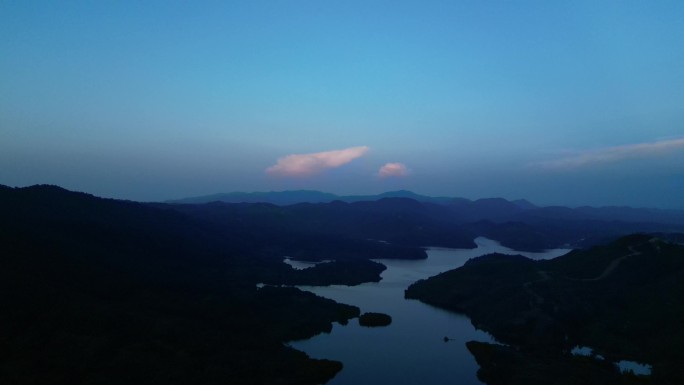 傍晚水库湖面上