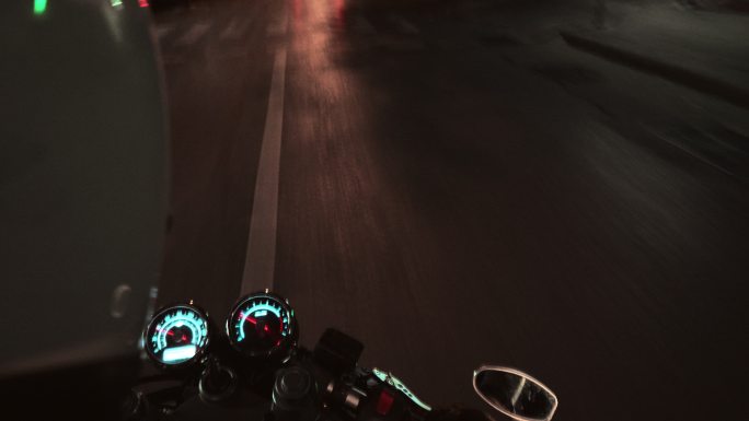 摩托车手夜间驾驶的观点