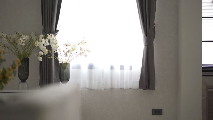 早晨从窗户卧室透过窗帘的阳光