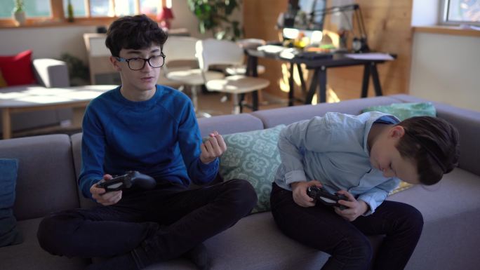 朋友们在家闲逛和玩视频游戏