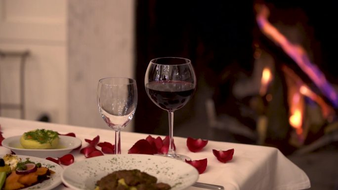 葡萄酒浪漫晚餐玫瑰花烛光晚餐壁炉火焰