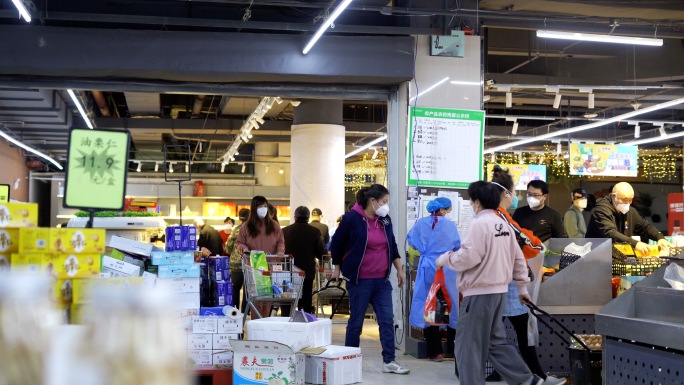 超市蔬菜抢购一空 北京市民抢菜囤货