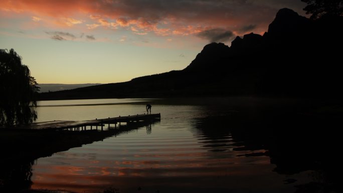 游泳者站在码头上清晨朝阳夜幕降临湖光山色
