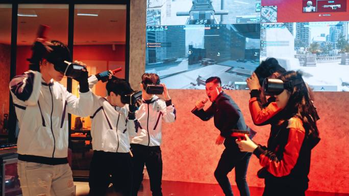 亚运会主持人介绍2支亚洲Esports球队在舞台上进行VR射击视频游戏大赛