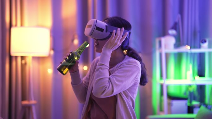 快乐女孩戴着虚拟现实耳机跳舞，沉浸在虚拟现实派对中