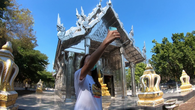 女游客参观寺庙时自拍