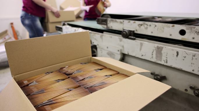 印刷厂包装产品时，无法辨认的B卷纸箱工人