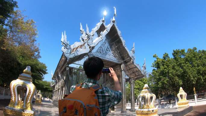 游客参观寺庙的视角