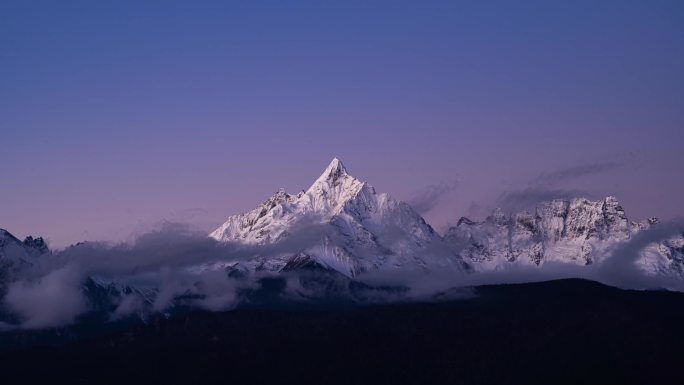 云南迪庆藏族梅里雪山日照金山4k