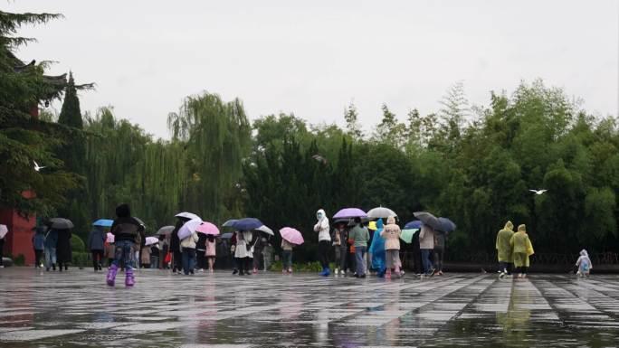 雨中广场人群