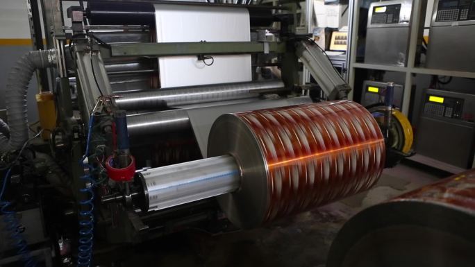 包装厂库存视频中的大幅面打印机打印高质量图形
