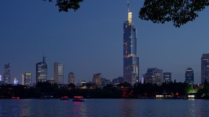 4K实时拍摄从玄武湖看南京城市天际线夜景