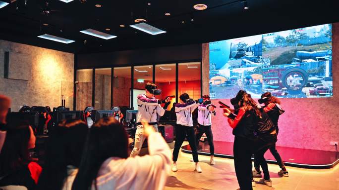 2支亚洲Esports球队在舞台上进行VR射击视频游戏大赛