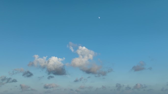 天空中的云和月