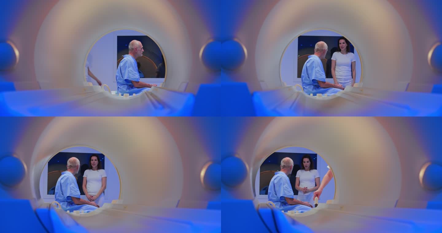 DS老年男性患者坐在MRI机器的桌子上，与男性医生交谈