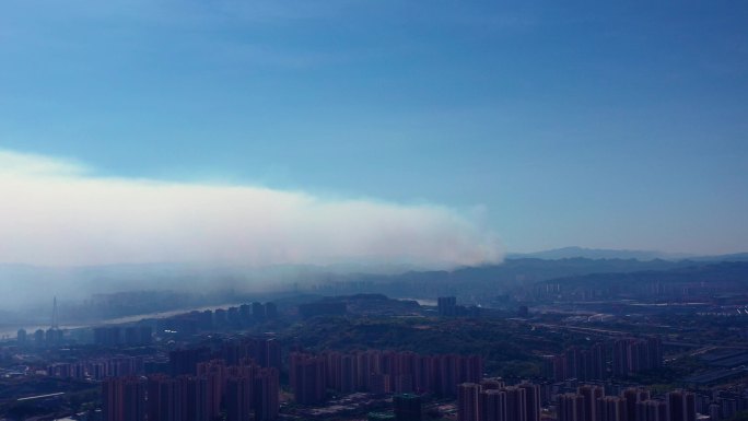 城市浓烟滚滚山火大火浓烟巴南鱼洞山林大火