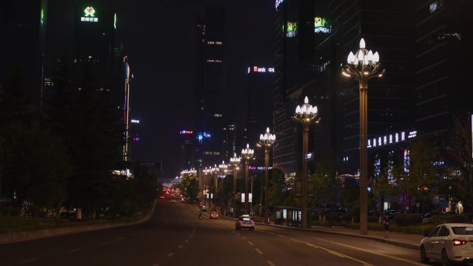 夜间穿梭在城市各种道路的车流