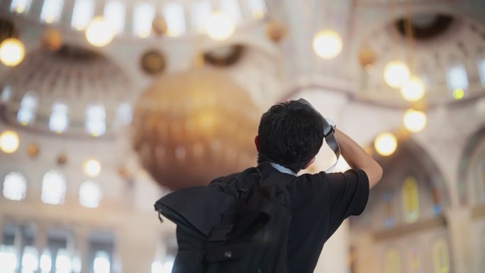 年轻男性游客在清真寺内拍照