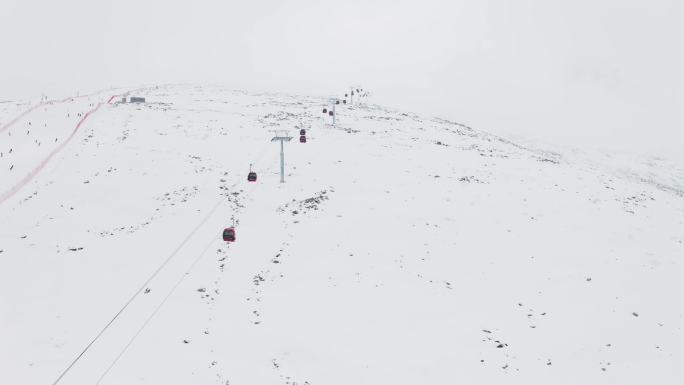 航拍雪场缆车可可托海十月4K