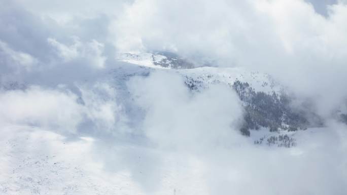 航拍雪景穿云可可托海滑雪场4K