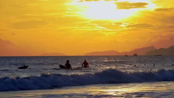 日落夕阳海边冲浪