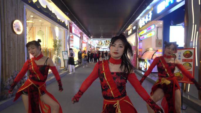 重庆解放碑美食街跳舞现代舞