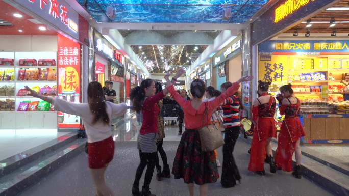 重庆解放碑美食街跳舞娱乐