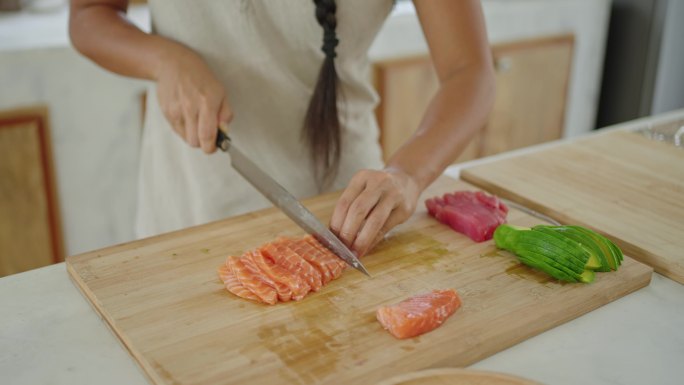 日本女性切割鲑鱼餐饮设施食物切片餐饮服务