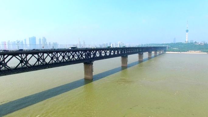 武哈长江大桥跨河