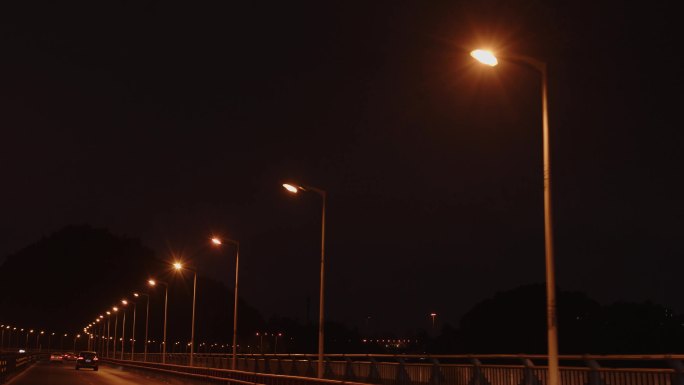 夜间桥梁上的路灯