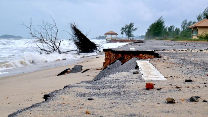 海边海水侵蚀过程中损坏的道路