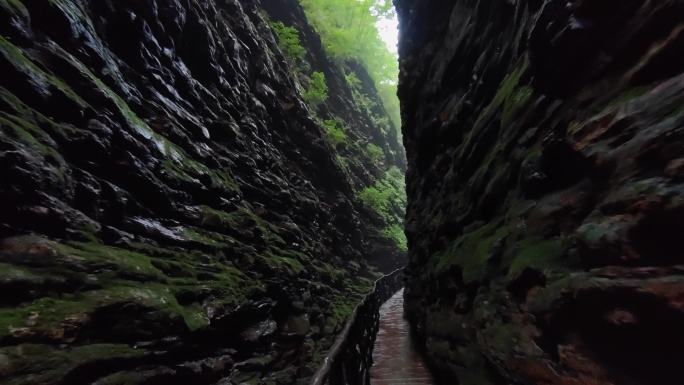 第一视角穿行在怪石嶙峋峡谷间