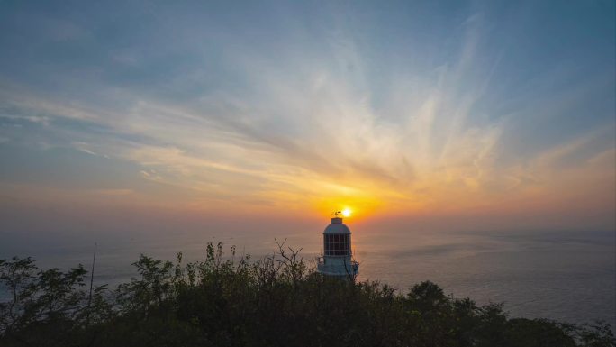 大连旅顺老铁山灯塔点亮日转夜