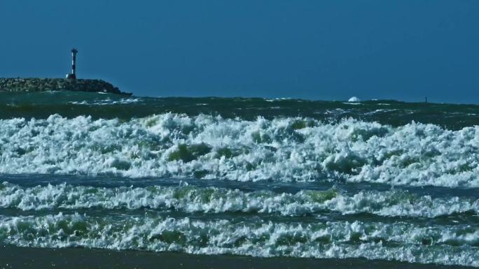 浪花层层海浪航标灯