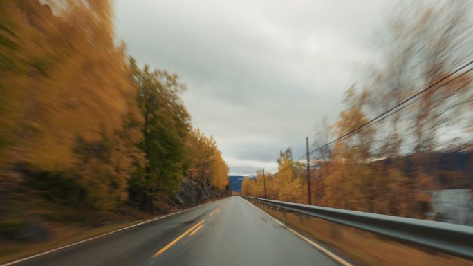 POV汽车驶过挪威峡湾：秋季户外