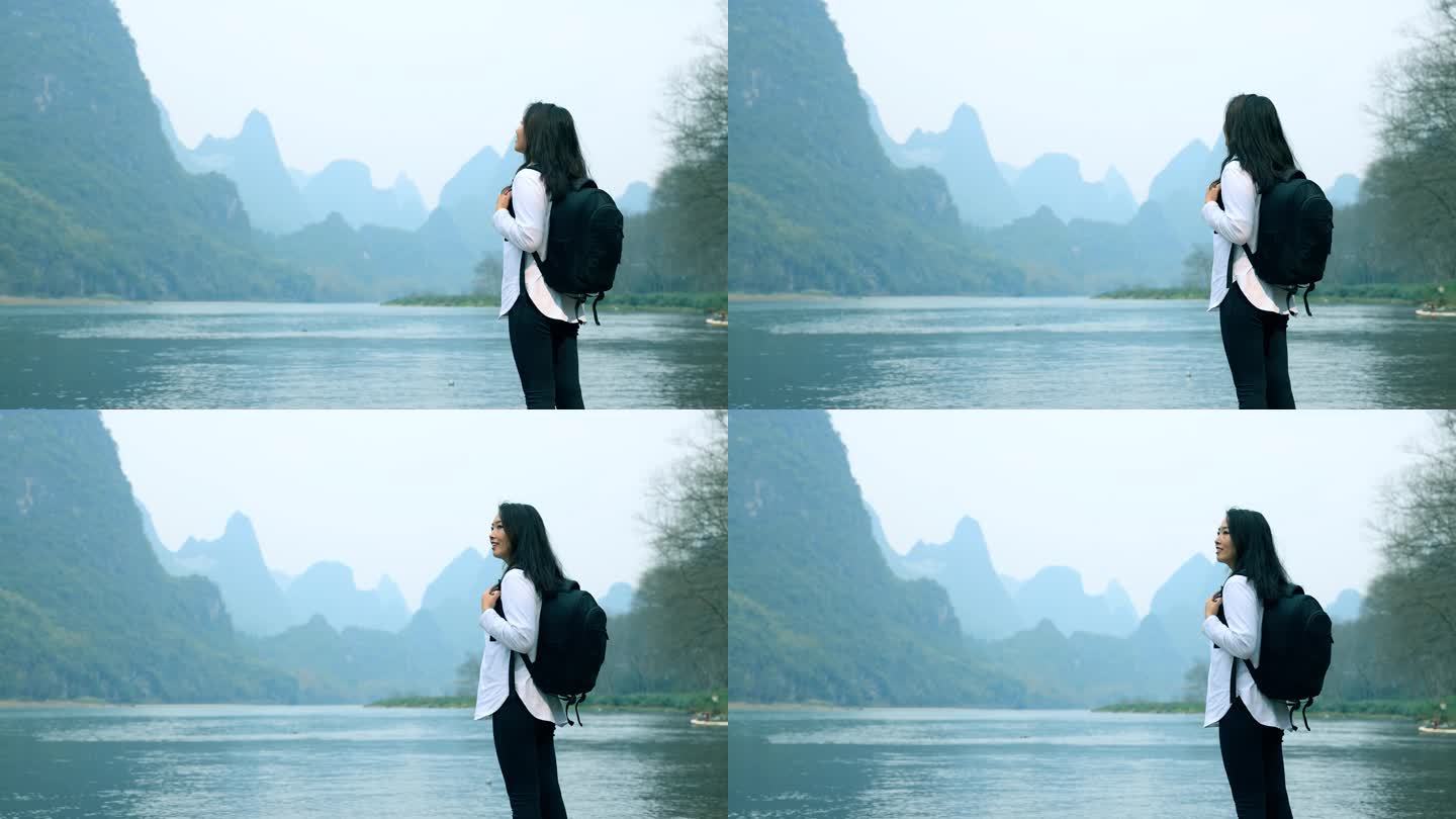 中国桂林漓江边的女性游客