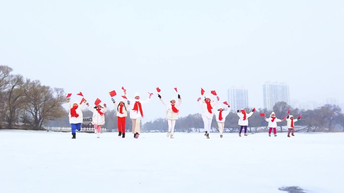 迎冬奥少年雪地奔跑