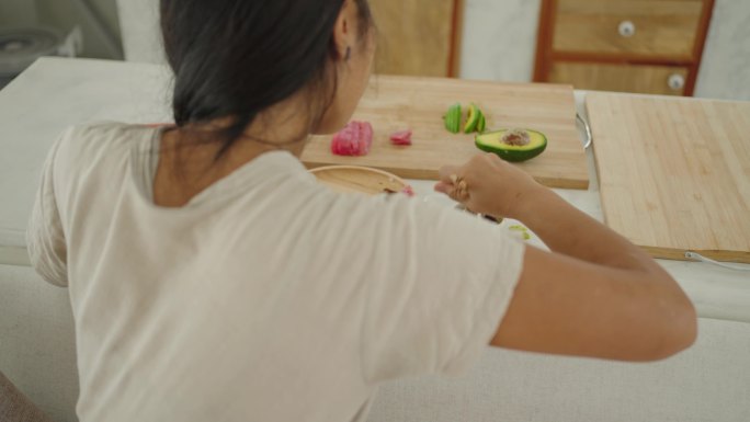 日本裔女性在现代厨房吃寿司
