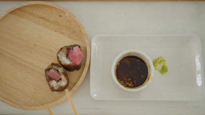 在现代厨房里吃寿司的日本裔女性难以辨认