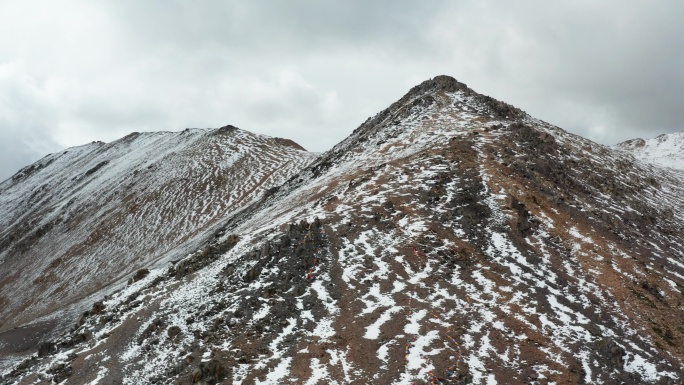 航拍西藏高原雪山