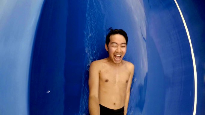 亚裔男子在公园滑水的享受