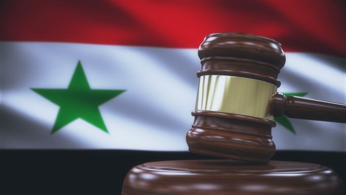 背景为叙利亚国旗的盖维尔法官