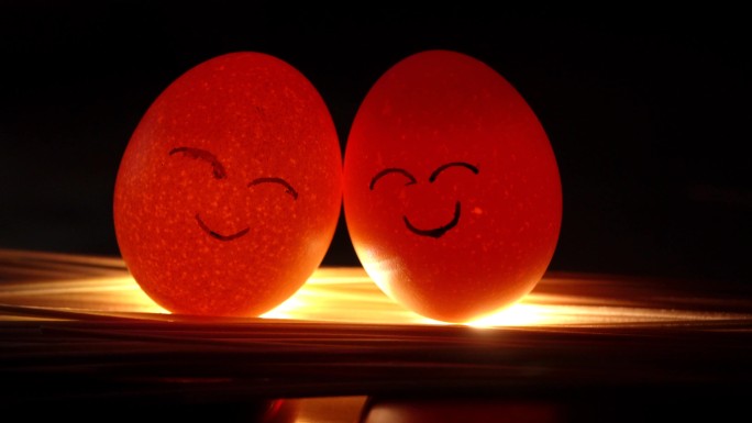 顽皮的鸡蛋灯光效果艺术处理空镜头