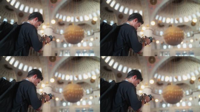年轻男性游客在清真寺内拍照