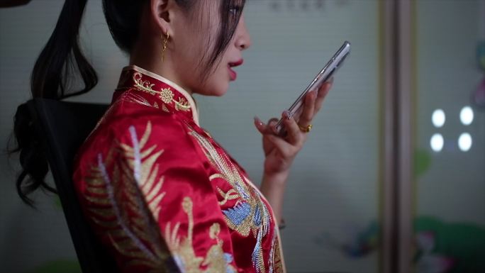 新娘化妆玩手机
