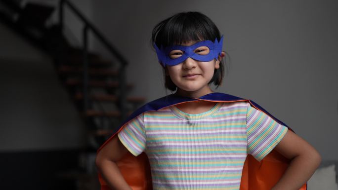 一个女孩在家里打扮成超级英雄的肖像