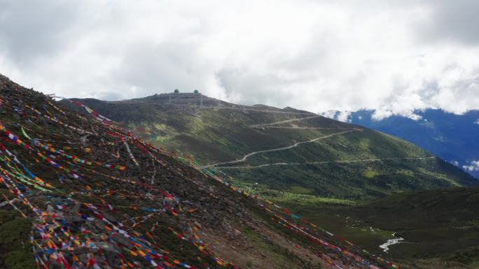 航拍西藏垭口山脉经幡