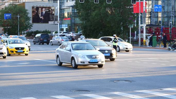 4k女交警路口指挥交通