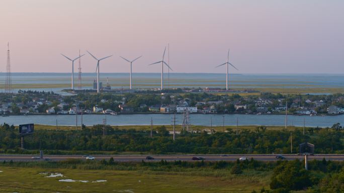 日落时的风电场。美国新泽西州大西洋城，带平移相机运动的鸟瞰图。