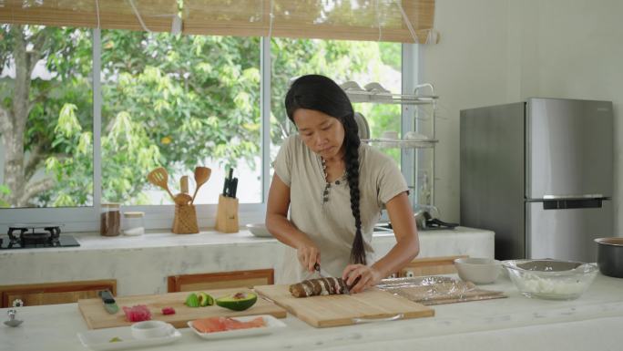 日本女性切寿司卷做饭家庭主妇